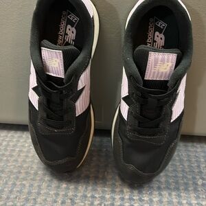 New Balance Unisex-Child 237. Black. Size US 3.
